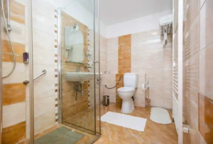 Hotel Boss - Apartmán trojlôžkový kúpeľňa