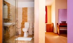Hotel Boss - Apartmán trojlôžkový záchod